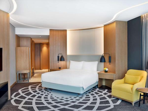 DoubleTree by Hilton Dubai - Business Bay : photo 1 de la chambre suite junior d'angle lit king-size