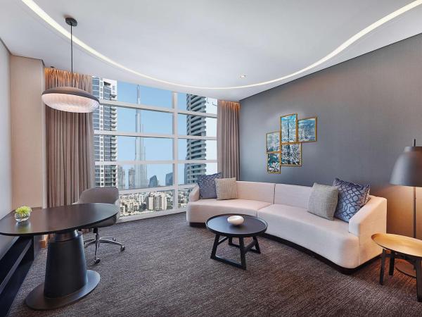 DoubleTree by Hilton Dubai - Business Bay : photo 3 de la chambre chambre d’angle lit king-size - vue sur burj khalifa