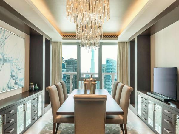 Hilton Dubai Al Habtoor City : photo 4 de la chambre grande suite 1 chambre lit king-size avec accès gratuit au salon exécutif - vue sur canal