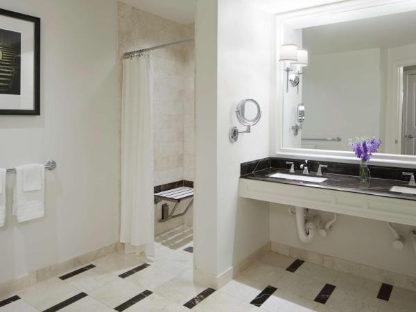 Waldorf Astoria Atlanta Buckhead : photo 5 de la chambre superior corner king room with roll-in shower - mobility/hearing access