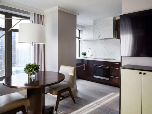 Waldorf Astoria Atlanta Buckhead : photo 1 de la chambre astoria king suite adjoining corner premium queen room