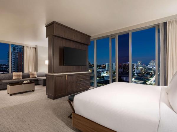 Carte Hotel San Diego Downtown, Curio Collection By Hilton : photo 2 de la chambre suite junior lit king-size - vue sur ville