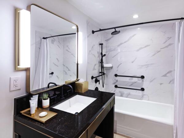 C. Baldwin, Curio Collection by Hilton : photo 5 de la chambre chambre lit king-size avec baignoire - accessible aux personnes à mobilité réduite et adaptée aux personnes malentendantes