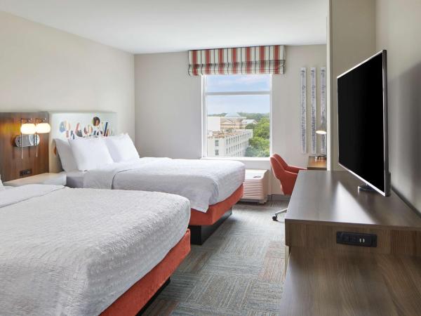 Hampton Inn & Suites Atlanta-Midtown, Ga : photo 1 de la chambre chambre avec 2 lits queen-size - vue partielle sur ville - non-fumeurs