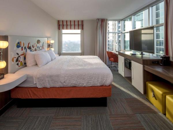Hampton Inn & Suites Atlanta-Midtown, Ga : photo 4 de la chambre chambre lit king-size - vue sur ville - adaptée aux personnes malentendantes - non-fumeurs