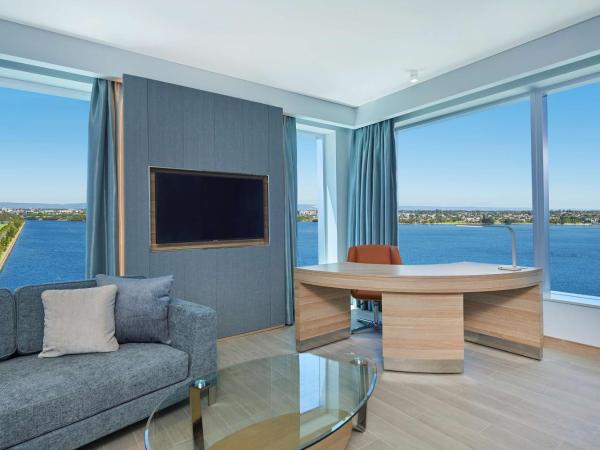 Doubletree By Hilton Perth Waterfront : photo 1 de la chambre premier king room with panoramic river view