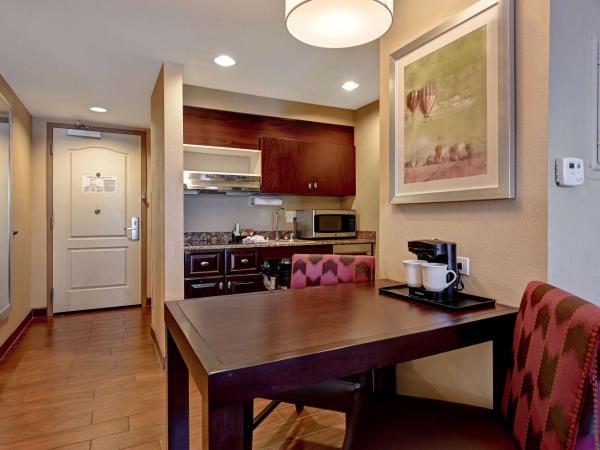 Homewood Suites by Hilton Albuquerque Airport : photo 5 de la chambre suite pour personnes à mobilité réduite avec 2 lits queen-size et douche accessible en fauteuil roulant - non-fumeurs