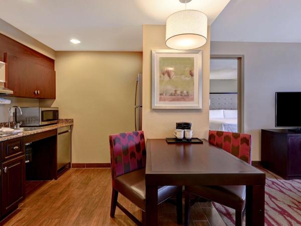 Homewood Suites by Hilton Albuquerque Airport : photo 6 de la chambre suite pour personnes à mobilité réduite avec 2 lits queen-size et douche accessible en fauteuil roulant - non-fumeurs