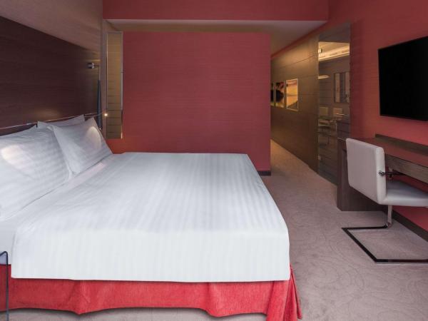Hilton Geneva Hotel and Conference Centre : photo 2 de la chambre suite 1 chambre lit king-size avec salle de réunion