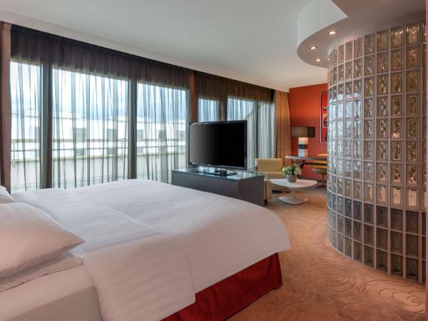 Hilton Geneva Hotel and Conference Centre : photo 1 de la chambre suite lit king-size deluxe 1 chambre