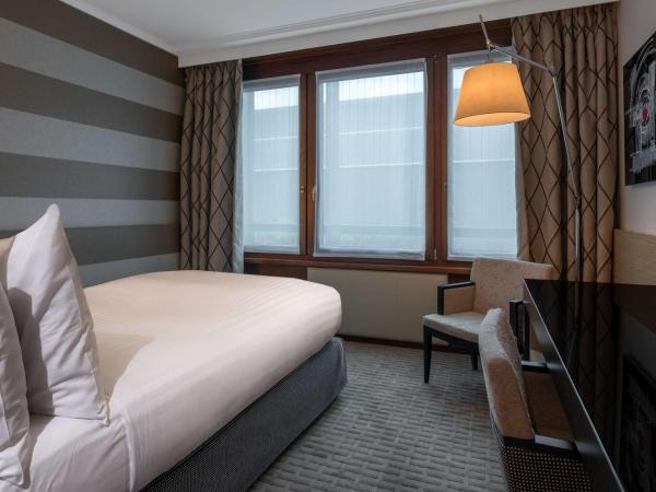 Hilton Geneva Hotel and Conference Centre : photo 1 de la chambre chambre lit queen-size 