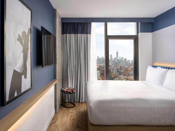 Motto by Hilton New York City Chelsea : photo 2 de la chambre chambre lit king-size avec vue sur la ville historique