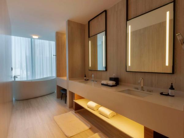 Hilton Monterrey Valle : photo 4 de la chambre suite lit king-size avec accès au club