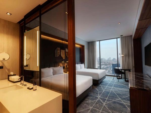 Hilton Monterrey Valle : photo 5 de la chambre chambre deluxe avec 2 lits queen-size et vue sur la montagne