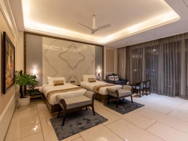 Mountain Creek Villa Udaipur : photo 2 de la chambre chambre lit king-size - vue sur piscine