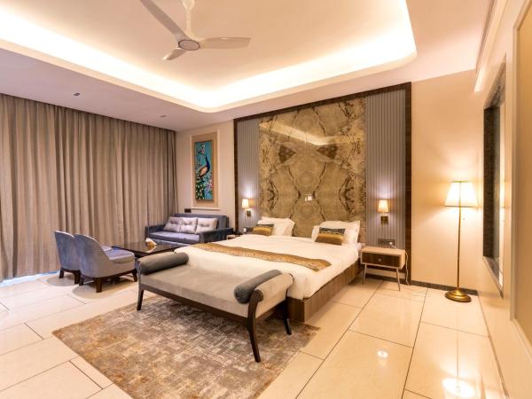 Mountain Creek Villa Udaipur : photo 4 de la chambre chambre lit king-size - vue sur piscine