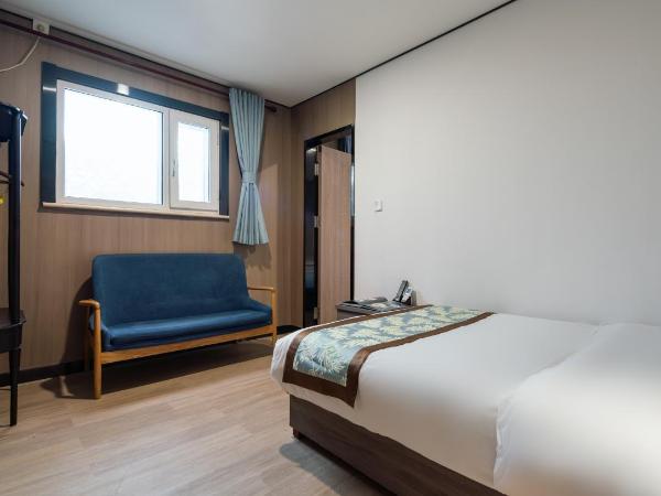 East Sacred Hotel ---Foreign Accept---Tourism Service English-speaking 丨 Near Tiananmen Forbidden City丨Very close to Metro ZhangziZhong And BeixinQiao 丨Free Advance tickets and Laundry Drying service coffee mineral water and snacks丨Ice cream : photo 1 de la chambre suite supérieure 