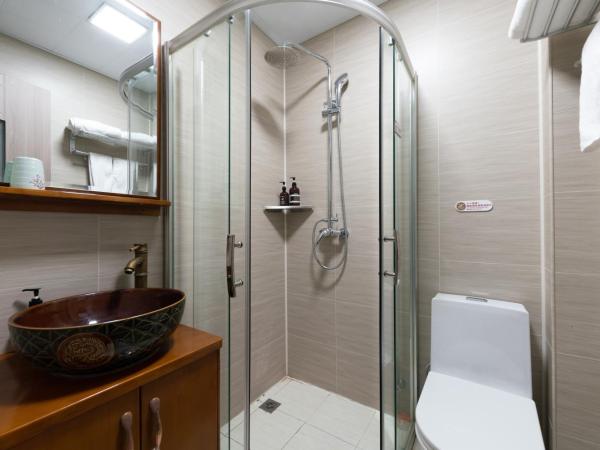 East Sacred Hotel ---Foreign Accept---Tourism Service English-speaking 丨 Near Tiananmen Forbidden City丨Very close to Metro ZhangziZhong And BeixinQiao 丨Free Advance tickets and Laundry Drying service coffee mineral water and snacks丨Ice cream : photo 4 de la chambre chambre lits jumeaux avec salle de bains privative