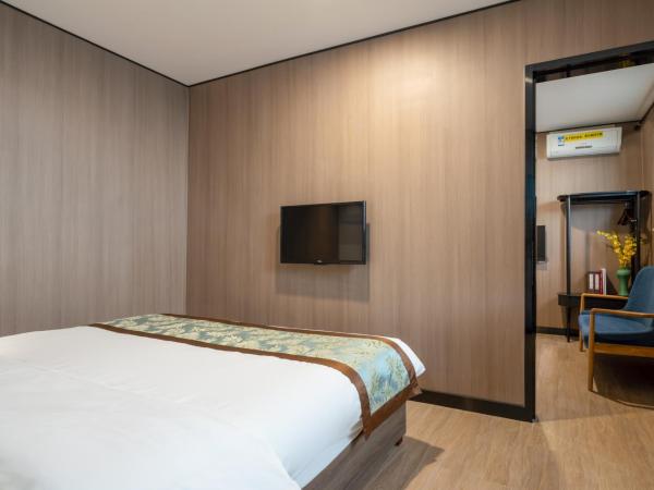 East Sacred Hotel ---Foreign Accept---Tourism Service English-speaking 丨 Near Tiananmen Forbidden City丨Very close to Metro ZhangziZhong And BeixinQiao 丨Free Advance tickets and Laundry Drying service coffee mineral water and snacks丨Ice cream : photo 4 de la chambre suite supérieure 