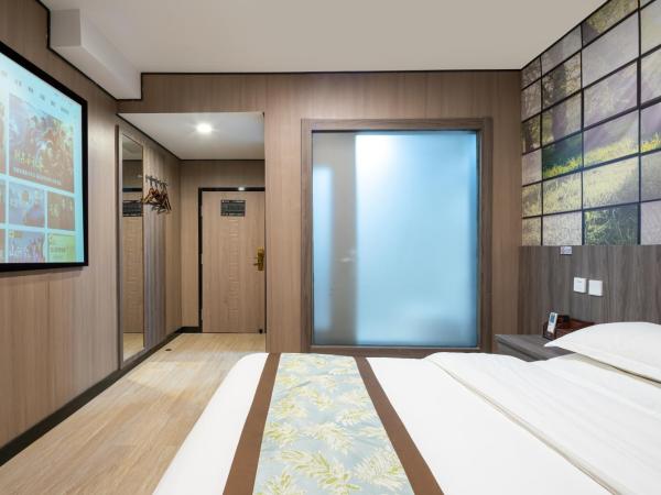 East Sacred Hotel ---Foreign Accept---Tourism Service English-speaking 丨 Near Tiananmen Forbidden City丨Very close to Metro ZhangziZhong And BeixinQiao 丨Free Advance tickets and Laundry Drying service coffee mineral water and snacks丨Ice cream : photo 3 de la chambre chambre double deluxe avec douche