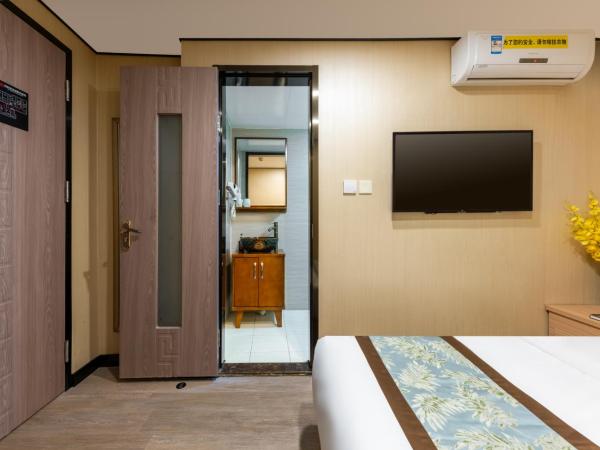 East Sacred Hotel ---Foreign Accept---Tourism Service English-speaking 丨 Near Tiananmen Forbidden City丨Very close to Metro ZhangziZhong And BeixinQiao 丨Free Advance tickets and Laundry Drying service coffee mineral water and snacks丨Ice cream : photo 3 de la chambre chambre double Économique