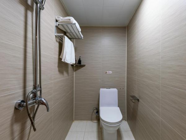 East Sacred Hotel ---Foreign Accept---Tourism Service English-speaking 丨 Near Tiananmen Forbidden City丨Very close to Metro ZhangziZhong And BeixinQiao 丨Free Advance tickets and Laundry Drying service coffee mineral water and snacks丨Ice cream : photo 5 de la chambre chambre double Économique