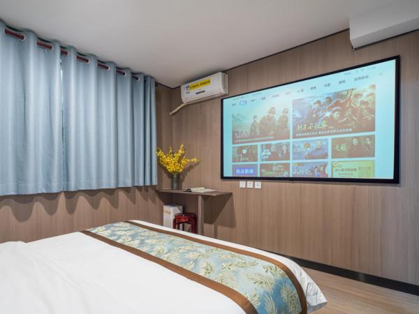 East Sacred Hotel ---Foreign Accept---Tourism Service English-speaking 丨 Near Tiananmen Forbidden City丨Very close to Metro ZhangziZhong And BeixinQiao 丨Free Advance tickets and Laundry Drying service coffee mineral water and snacks丨Ice cream : photo 4 de la chambre chambre double deluxe avec douche