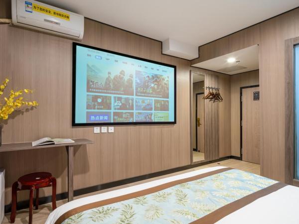 East Sacred Hotel ---Foreign Accept---Tourism Service English-speaking 丨 Near Tiananmen Forbidden City丨Very close to Metro ZhangziZhong And BeixinQiao 丨Free Advance tickets and Laundry Drying service coffee mineral water and snacks丨Ice cream : photo 1 de la chambre chambre double deluxe avec douche