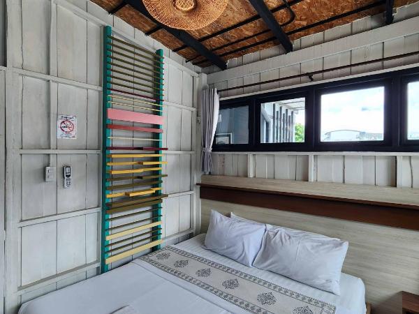 Baan Mai Kradan Hostel Chiang Rai : photo 6 de la chambre hébergement avec fenêtre