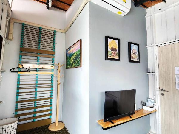 Baan Mai Kradan Hostel Chiang Rai : photo 8 de la chambre hébergement avec fenêtre