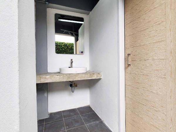 Baan Mai Kradan Hostel Chiang Rai : photo 5 de la chambre chambre familiale avec salle de bains commune