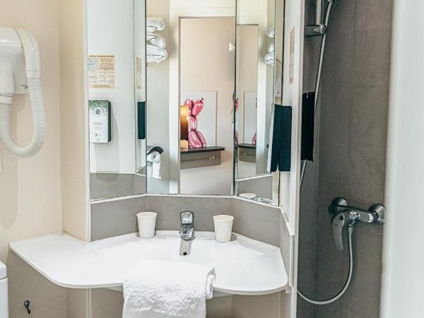 Kyriad Metz Centre - Restaurant Moze : photo 5 de la chambre chambre triple avec 1 lit jumeaux et 1 canapé-lit