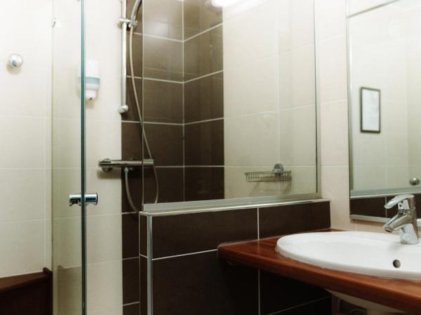 Hôtel Les Fougères : photo 6 de la chambre chambre double avec balcon et kitchenette - vue sur piscine