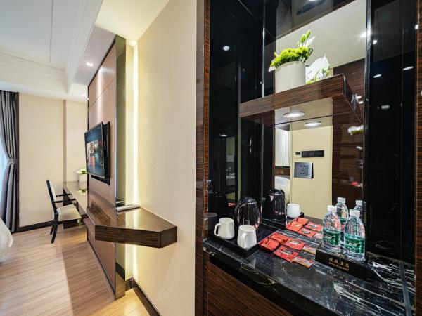 Evening Breeze Hotel 晚风酒店 : photo 8 de la chambre chambre lit king-size - vue sur ville