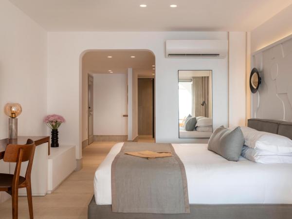 Santo Pure Oia Suites & Villas : photo 10 de la chambre suite junior lune de miel avec piscine - vue sur coucher de soleil et sur mer