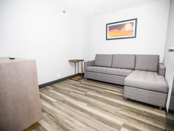 La Quinta by Wyndham Dallas I-35 Walnut Hill Ln : photo 1 de la chambre suite 1 chambre lit king-size - non-fumeurs