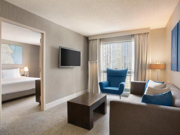 Hilton Chicago Magnificent Mile Suites : photo 4 de la chambre suite 1 chambre lit king-size avec douche accessible en fauteuil roulant - adaptée aux personnes à mobilité réduite