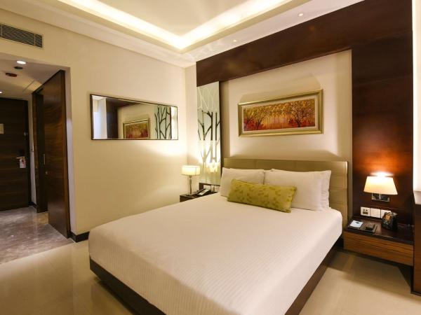 DoubleTree by Hilton Gurugram Baani Square : photo 1 de la chambre chambre lit king-size - accessible aux personnes à mobilité réduite