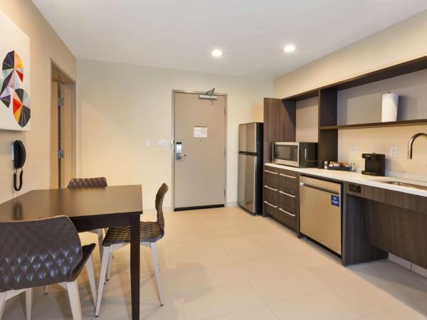 Home2 Suites By Hilton Tucson Airport, Az : photo 4 de la chambre king suite with roll-in shower - non smoking