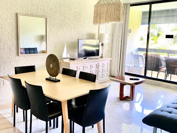 Condo in Ocean Front Resort : photo 1 de la chambre appartement - vue sur jardin