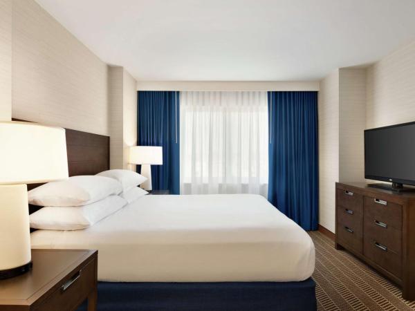 Embassy Suites Boston at Logan Airport : photo 1 de la chambre suite 2 pièces avec lit king-size - non-fumeurs