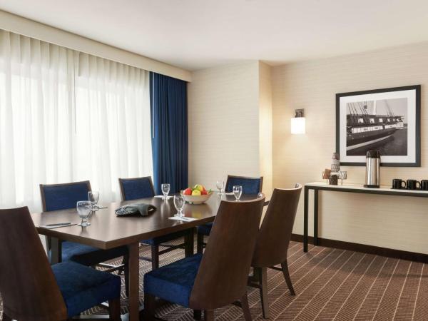 Embassy Suites Boston at Logan Airport : photo 1 de la chambre suite lit king-size exécutive - non-fumeurs