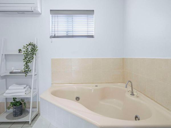 Comfort Inn North Brisbane : photo 2 de la chambre chambre lit king-size spa - non-fumeurs