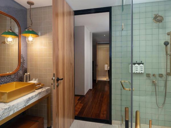 Hotel Indigo Bangkok Wireless Road, an IHG Hotel : photo 9 de la chambre chambre lit king-size premium avec balcon - vue sur ville