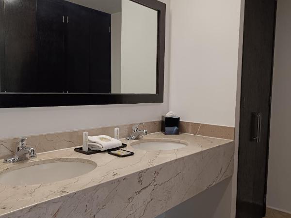 La Quinta by Wyndham Puebla Palmas Angelopolis : photo 8 de la chambre governor king suite with two double beds and city/mountain view - non-smoking