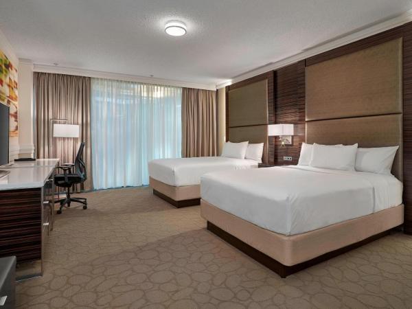 Delta Hotels by Marriott Edmonton Centre Suites : photo 1 de la chambre chambre lit queen-size 