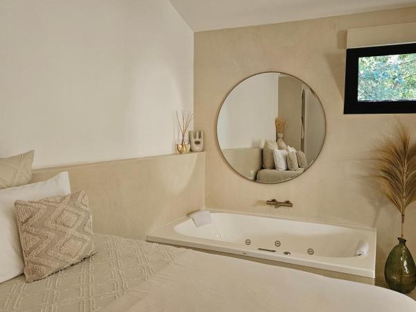 Le Clos des Délices - Love Room : photo 4 de la chambre chambre lit king-size avec baignoire spa