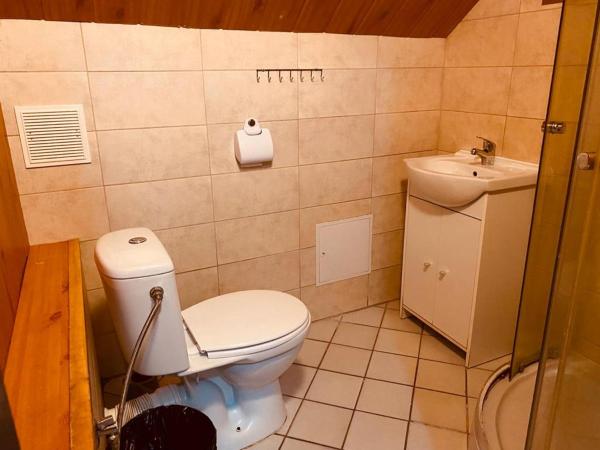 Hostel Warszawa Ursynów : photo 8 de la chambre chambre quadruple avec salle de bains commune