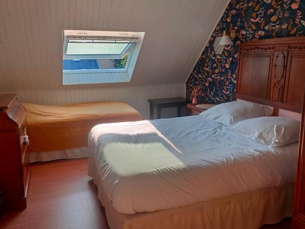 Chambres d'hôtes - gîte d'étape Avel Glaz : photo 2 de la chambre chambre quadruple avec salle de bains commune