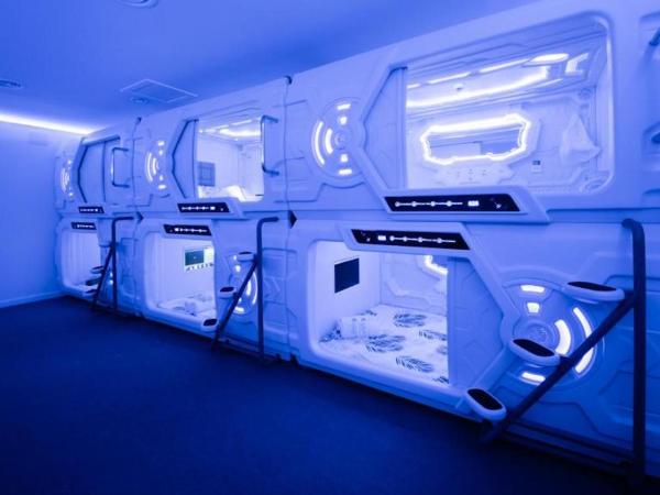 GOOD VIBES ONLY Capsule Hostel Malaga : photo 1 de la chambre capsule simple dans dortoir mixte